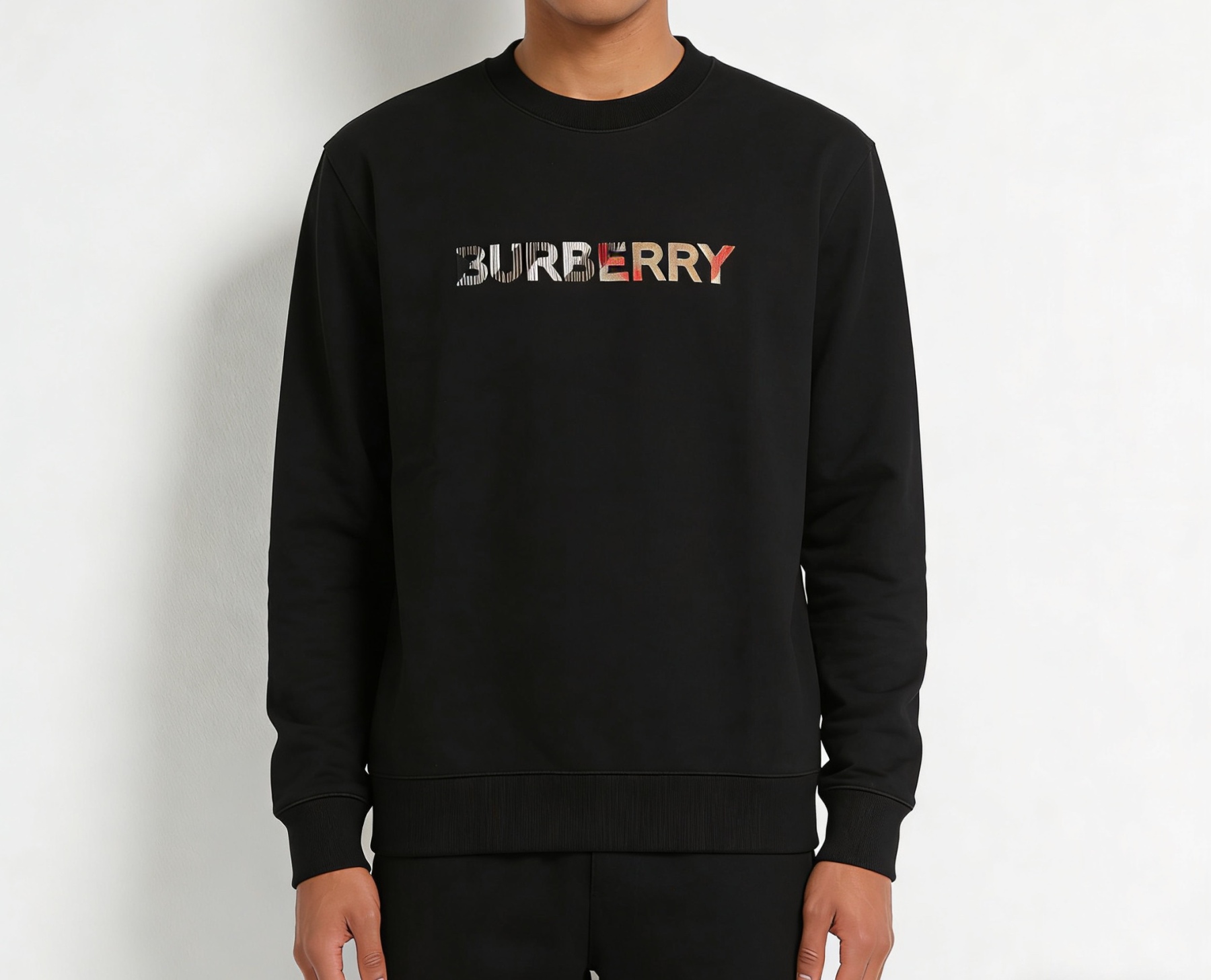 🔝BURBERRY巴寶莉BBR 八色字母繡圓領衛衣 
原版6350購入，原版採用400g 巴寶莉專用反面牛肚面料，反向毛圈底紗 魚鱗布料，螺紋450g雙紗，顏色按布料訂染，原版一致。
前幅進口機立體繡花，凹凸形狀與原版一致，羅紋針織包邊及絨里收納口袋均採用加固縫製，強化功能耐用性；在休閒運動中注入內斂英倫格調。整體完美平衡經典符號的當代轉化、穿著舒適度與日常實用性，成為詮釋現代精英休閒風的典範之作。男女同款
B Size：S-XL