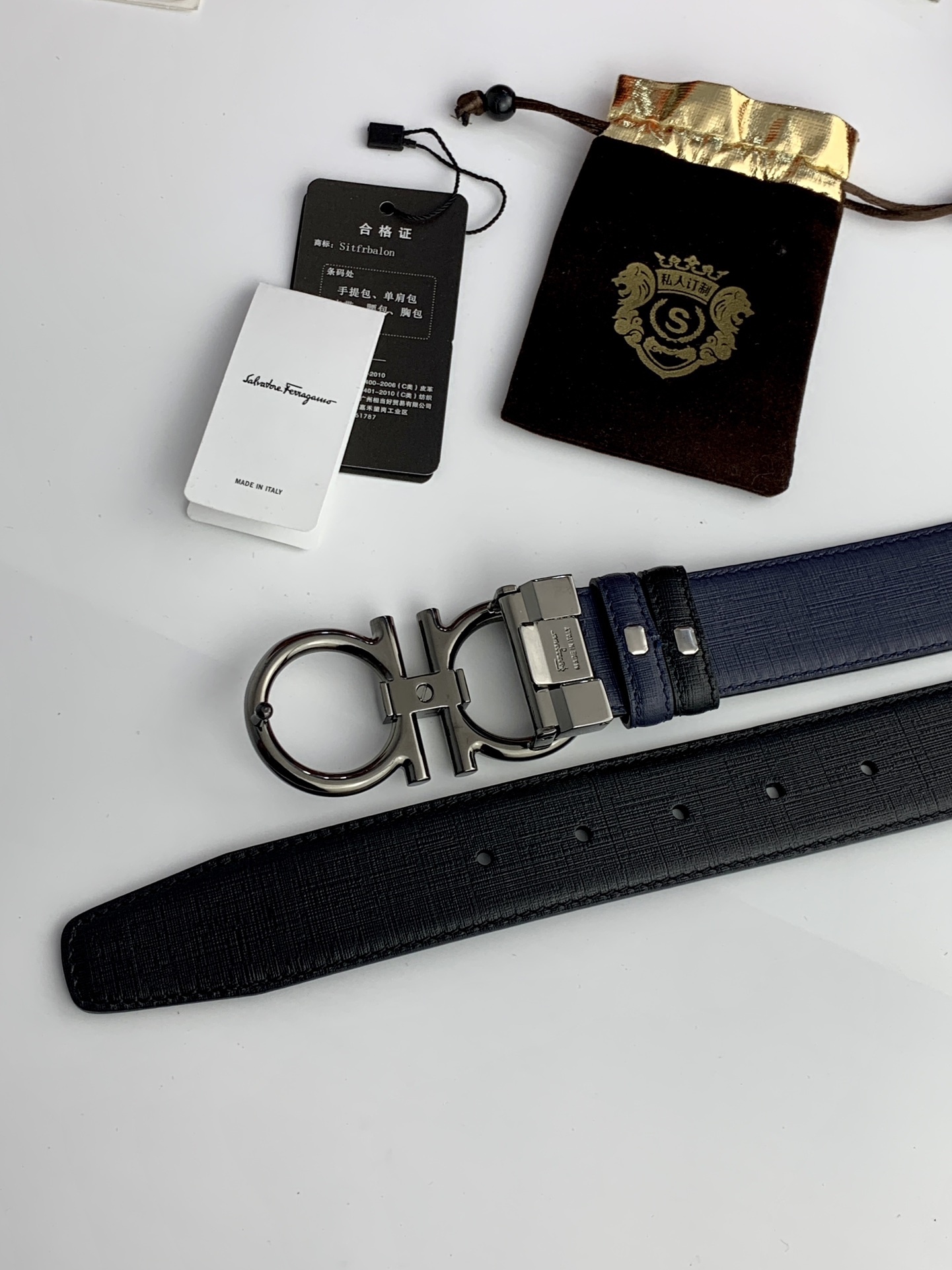 〖F家〗這款皮帶採用雙面小牛皮，搭配純銅八字扣，打造高雅考究的造型。寬3.5cm，長度可調節，達到量身定制般的修身效果。