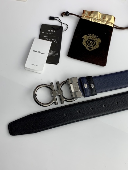 〖F家〗這款皮帶採用雙面小牛皮，搭配純銅八字扣，打造高雅考究的造型。寬3.5cm，長度可調節，達到量身定制般的修身效果。