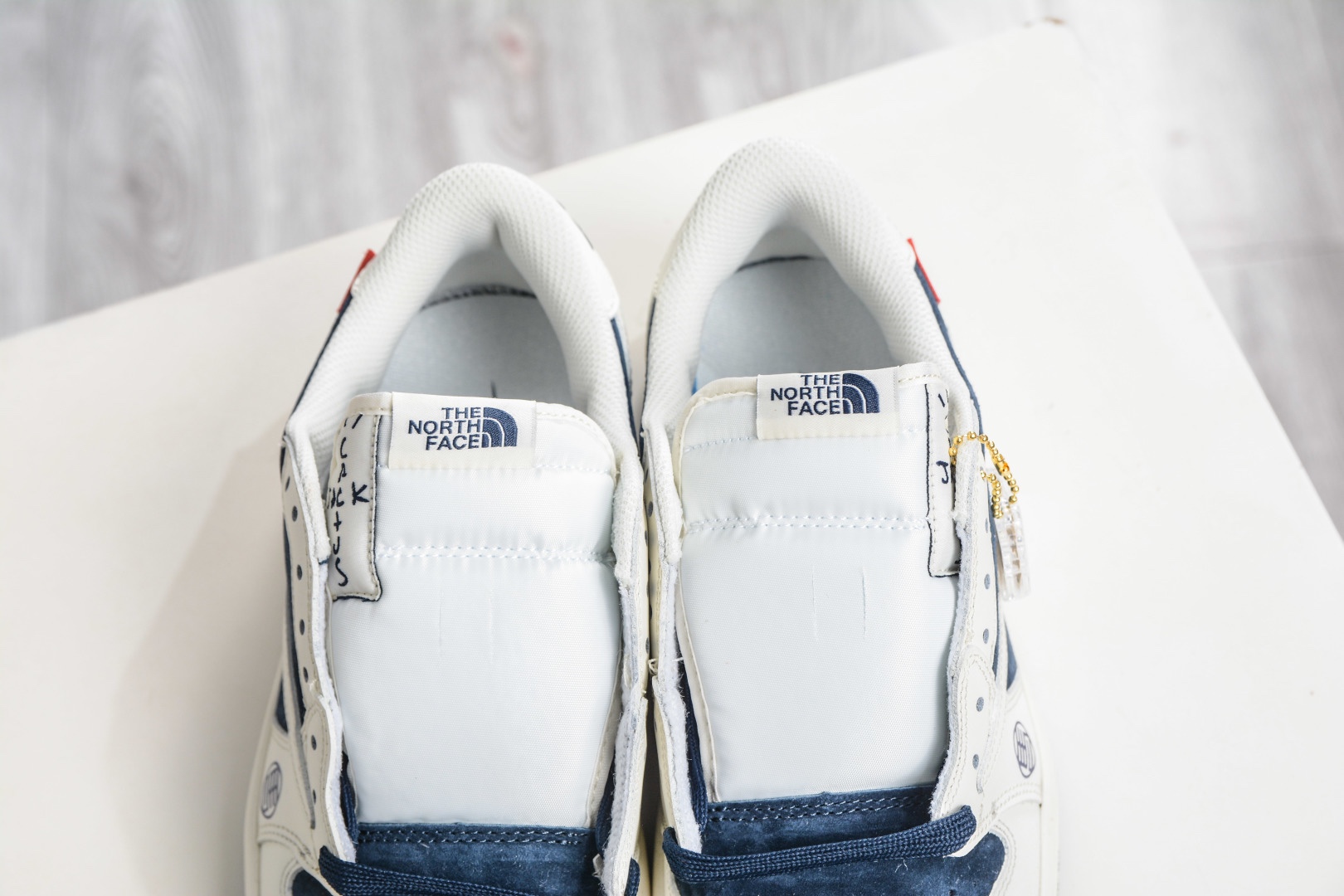 The North Face x Supreme x Travis Scott x Air Jordan 1 Low喬丹1代低幫倒鈎北面Sup馬年限定聯名-白深藍  定制配色 
貨號:DM7866 125
SIZE：36 36.5 37.5 38 38.5 39 40 40.5 41 42 42.5 43 44 44.5 45