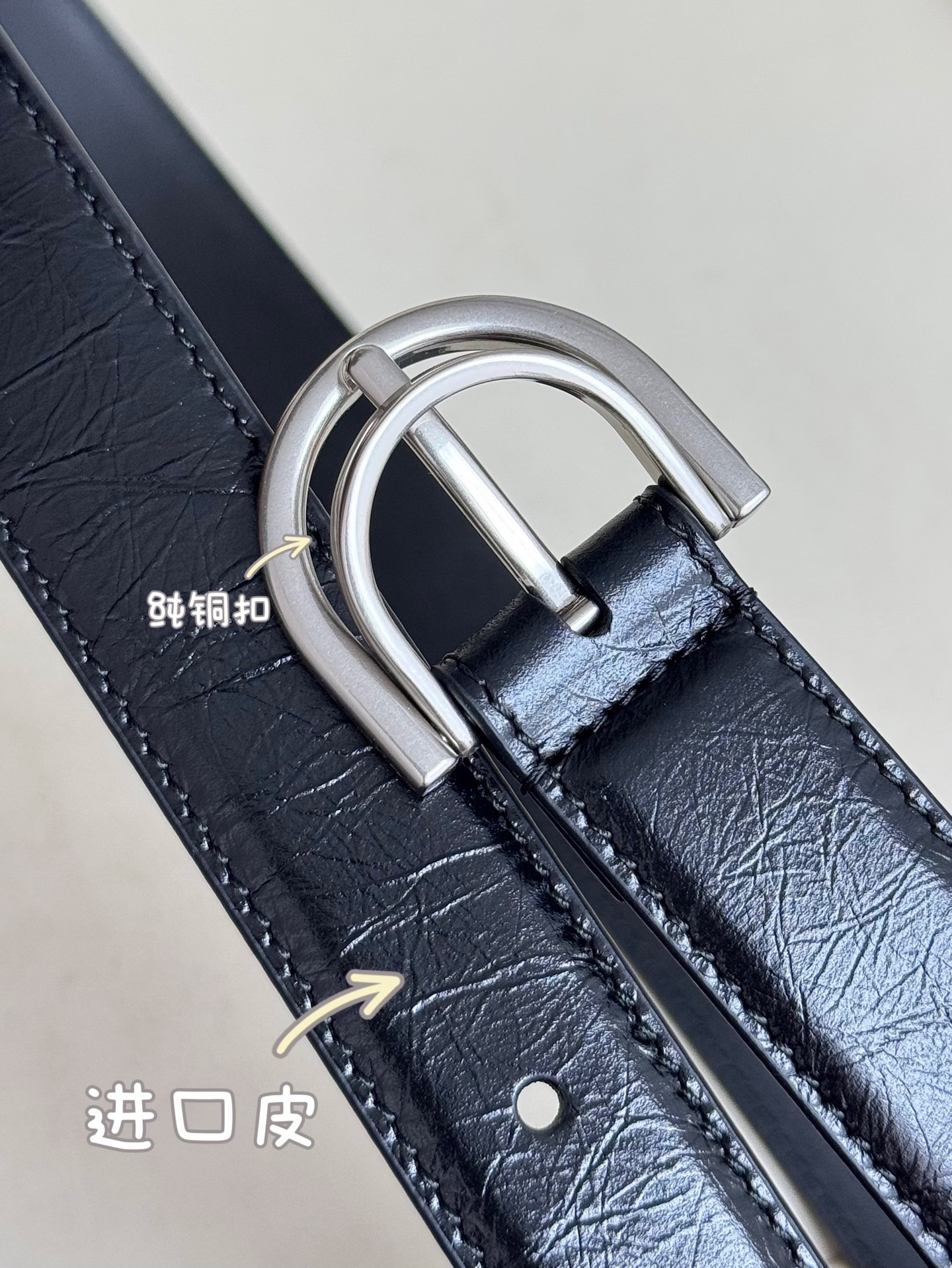 巴黎世家（Balenciaga）寬度2.5cm 是法國的奢侈品牌，作為時尚界最具影響力品牌之一的地位。設計師源於：都市時尚潮流獨特的設計風格，採用進口小牛皮製作；搭配純銅復古五金，使其更具魅力。值得擁有的百搭精品