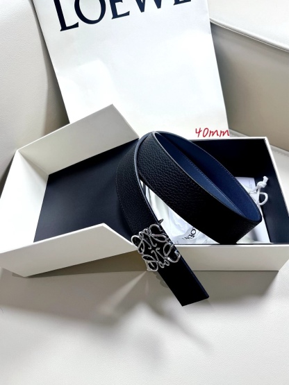 羅意威LoEWE 4.0cm正反兩穿腰帶，選用壓紋牛皮革製成，反復Anagram圖案