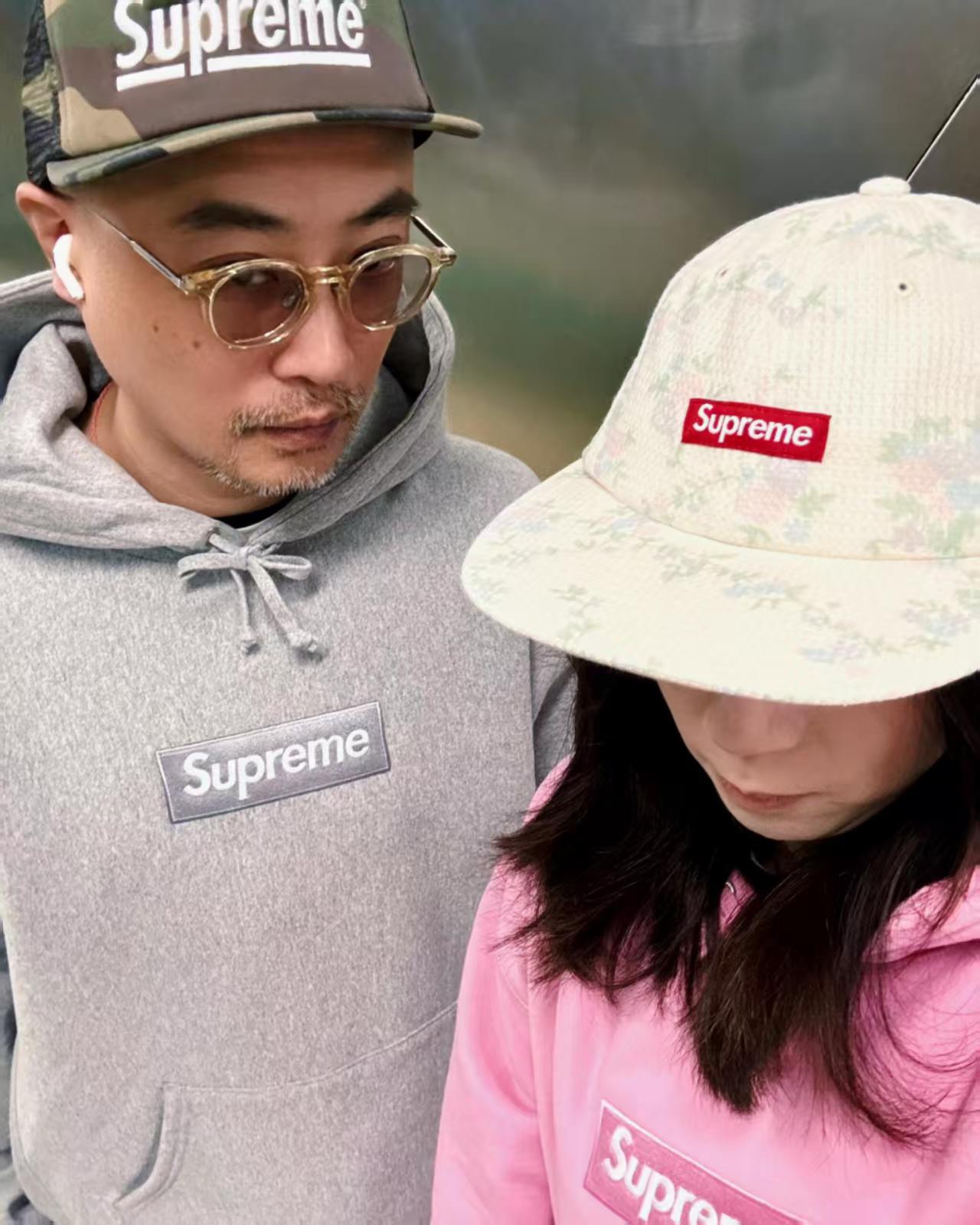 Supreme FW24 WEEK17 Box Logo Hooded Sweatshirt 胸前徽標刺繡logo口袋連帽衛衣帽衫
面料460克 高克重 面布質感強 韌性好 衣服收針處都有打套結（起到加固 久穿不變形 市面普通版本是沒有的哦） 歡迎對比 品質保證
F 尺碼：S M L XL