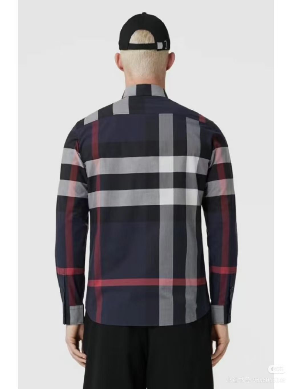 Burberry/巴寶莉 經典大格紋棉質襯衫
定制原版一致80支精梳棉單線紗，紗線全部訂染，最終確定織法，
無論是格型大小線條粗細均達到Y版水平並且布料沒有尾斜現象，
紅外線裁剪對條對格單件裁，保證大貨品質，
定制塔羅貝油封噴漆扣子自然發亮（不同市場版都是樹脂扣），裁片、領子坐領 門邊 袖口 部位加了燙薄，
全部要對格對位出成品，紅外激光定位對格取位，
每個獨立的尺碼都是定位裁片，前幅，口袋，袖子等部位都是對格對位的，
工序複製，費時費料，經典簡單氣質不失大牌，面料上身舒適柔軟卻又挺括有型，