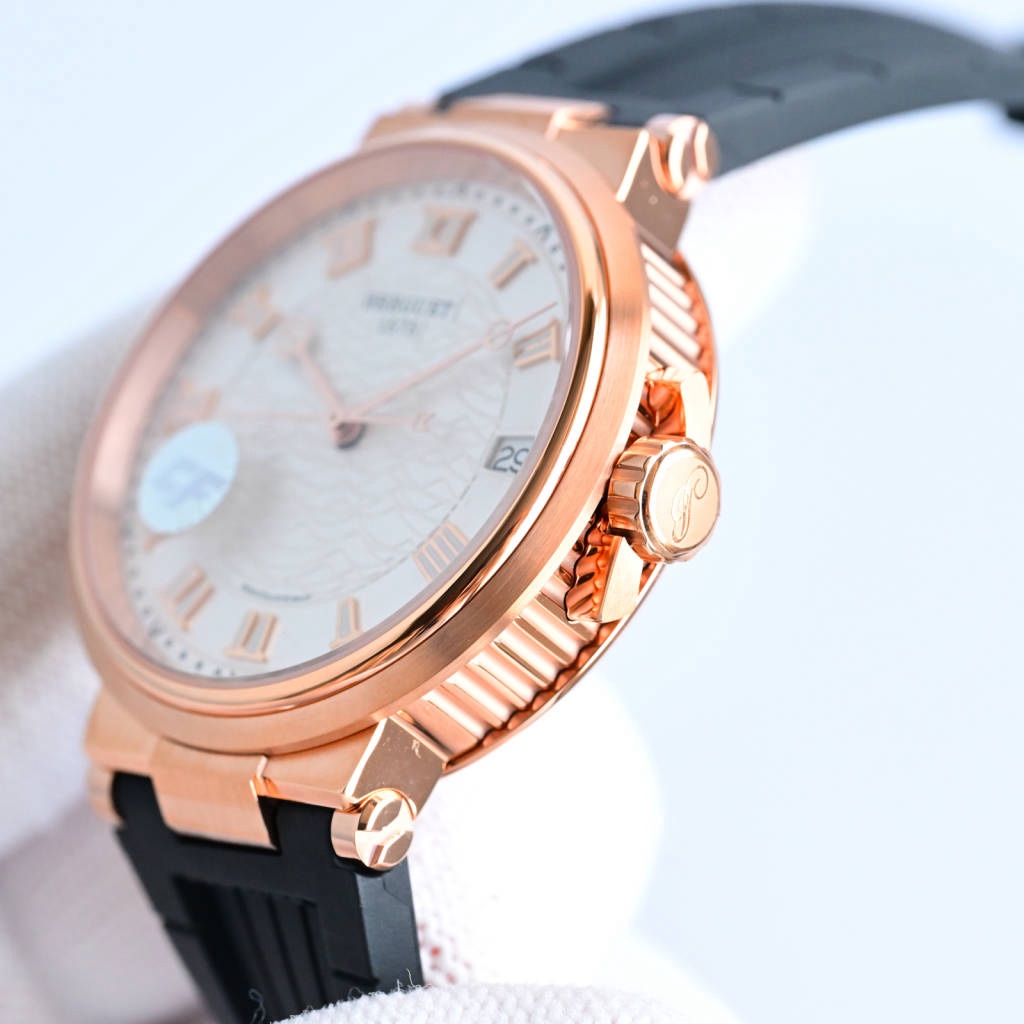 CF新品發佈會，寶璣-Breguet
航海MARINE航海系列5517款腕表，航海天文鐘的起源作品，“時計本是兵家利器”說的就是這款腕表，鐘錶界的巨作。工廠全面抄寫原裝數據，98%還原殼型字面，彰顯原裝優雅硬朗的氣質，原裝同款777A自動機械機芯，鐫刻獨立編號與寶璣先生簽名。直徑40毫米。正反均為藍寶石防刮玻璃，旋入式防水錶冠。實測防水深度100米。搭配飾有太陽放射紋錶盤，配裝進口天然橡膠錶帶，以零頭的價格給您帶來原裝超值體驗。