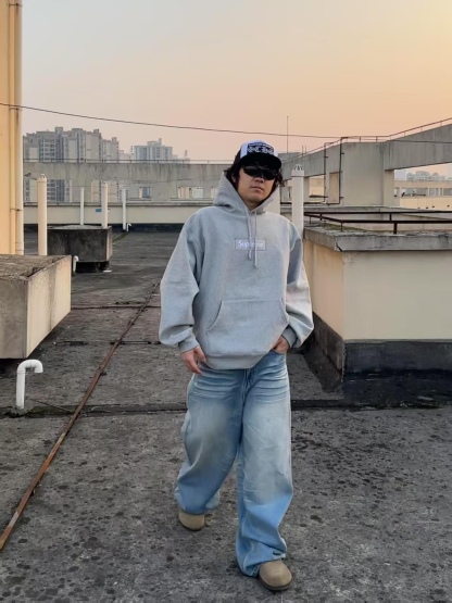 Supreme FW24 WEEK17 Box Logo Hooded Sweatshirt 胸前徽標刺繡logo口袋連帽衛衣帽衫
面料460克 高克重 面布質感強 韌性好 衣服收針處都有打套結（起到加固 久穿不變形 市面普通版本是沒有的哦） 歡迎對比 品質保證
F 尺碼：S M L XL