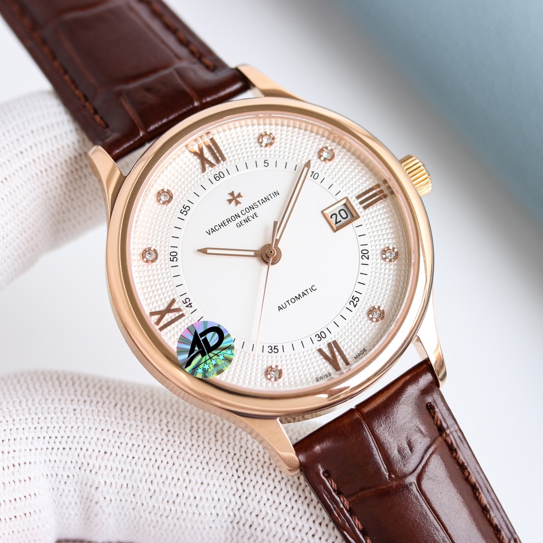 江詩丹頓傳承系列腕表火爆上市！簡雅大方，完美結合，讓你感受優雅紳土氣息！[禮物]該表搭載原裝進口9015超薄機芯，每小時振頻28800次，性能穩定，零返修！表殼： 釆用316 精鋼，藍寶石玻璃鏡面！搭配意大利真皮錶帶原裝扣，直徑：40 mm，超強防水，簡潔大氣，高端品質，適合各種商務場合，送禮首選！