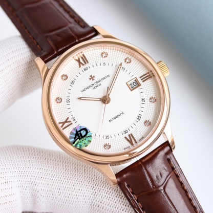 江詩丹頓傳承系列腕表火爆上市！簡雅大方，完美結合，讓你感受優雅紳土氣息！[禮物]該表搭載原裝進口9015超薄機芯，每小時振頻28800次，性能穩定，零返修！表殼： 釆用316 精鋼，藍寶石玻璃鏡面！搭配意大利真皮錶帶原裝扣，直徑：40 mm，超強防水，簡潔大氣，高端品質，適合各種商務場合，送禮首選！