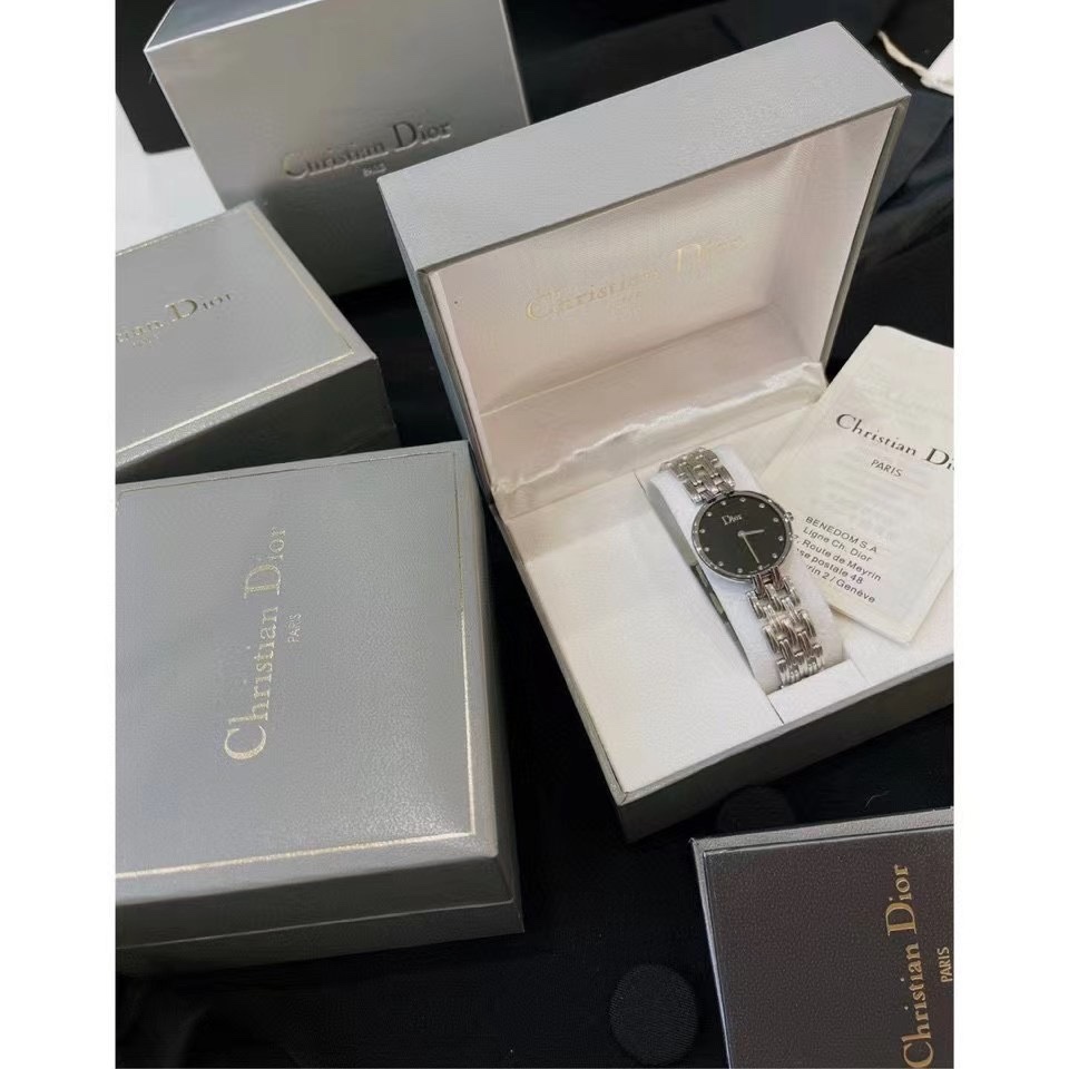 Dior vintage中古腕表
❣️原單 復古的魅力，絕對的經典！
❗️原包裝盒➕全套說明書/卡片
‼️2.6cm錶盤，完美尺寸，適合女性化的搭配風格～
無邊表鏡設計，錶盤纖薄有弧度，最具價值與收藏的中古.