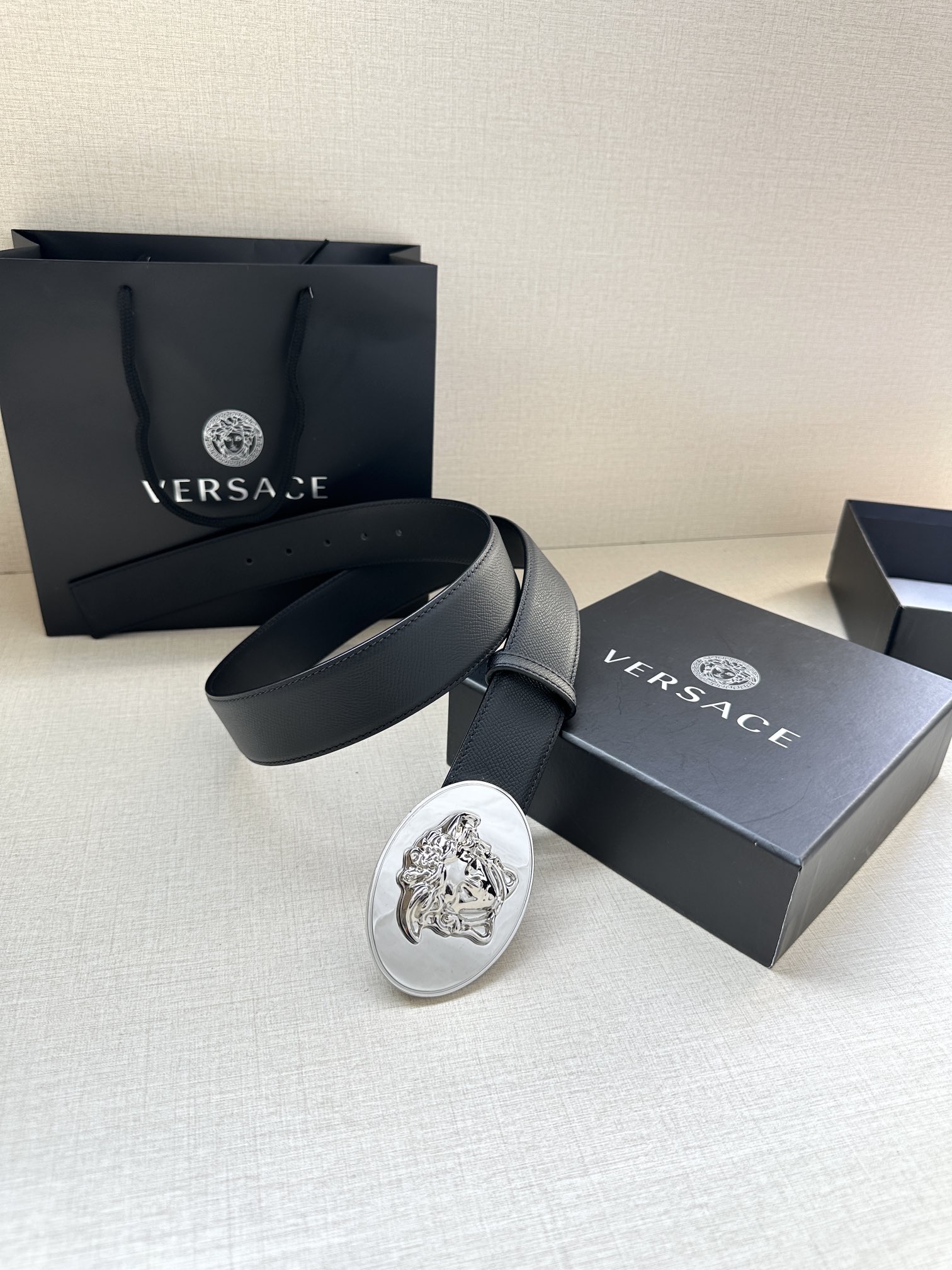 寬度：4.0cm （範思哲） 此款橢圓五金配件、腰帶飾有標誌性的Versace美杜莎頭像扣，彰顯品牌格調。是一款精美的衣櫥必備單品。