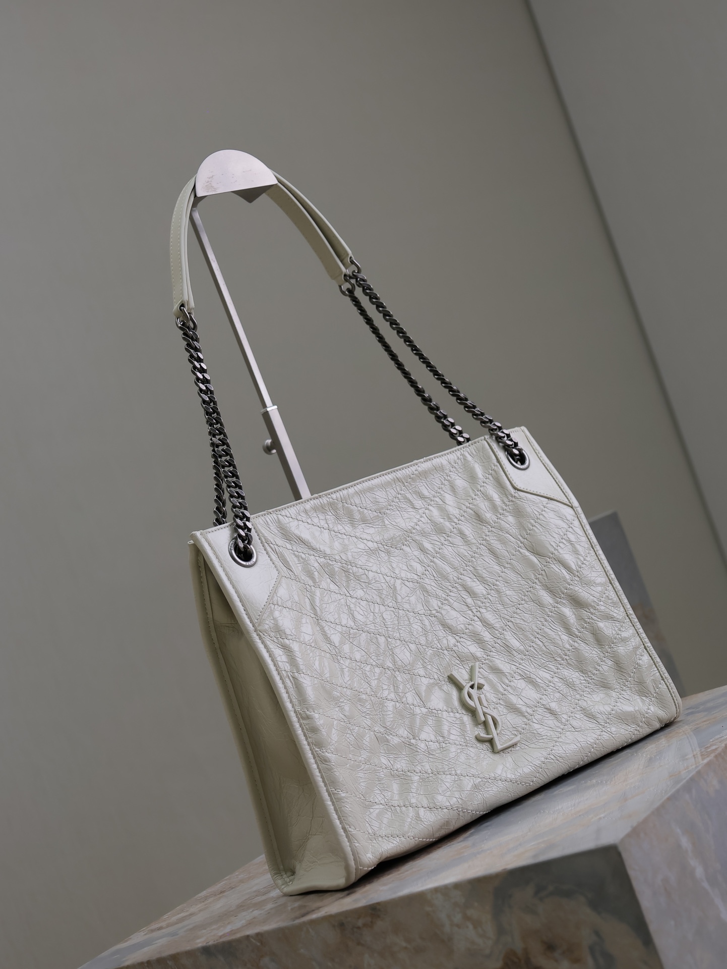 奶白·
Niki shopping bag_
意大利進口抓皺油蠟牛皮，五金是全牛皮包裹，工藝十分精湛！包袋中間有磁吸扣，保障了包包使用的安全性；內里有一拉鍊隔層及敞口插槽設計可放手機及零錢卡片，方便拿取，不會出現因為是大包而出現找不到東西的情況；包包自重非常輕，容量又足夠大，公文包、旅行包、購物袋、媽媽包隨意切換，實用性爆表！
型號：577999
尺寸：33x27x11.5cm