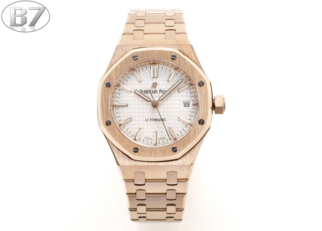 B7  Factory
AP愛彼 女款愛彼皇家橡樹 剔除機芯甲板多餘部分，使之變得更加鏤空——成就鋼表巔峰—— 實力演繹 衛冕“鋼”王！【6大精妙之處】1.正品拆解開模，尺寸為37毫米與正品一致！2.完美還原正品表殼的每一處細節，盡顯正品“稜角分明 堅毅果敢”的陽剛氣質。3.鋼帶的做工無可挑剔，比市面上任何鋼帶表做工均要更上一層樓，鋼帶頭粒和表頭銜接的“緩衝帶”的鬆緊程度與正品一模一樣。4.自動陀的與原裝致敬，是市面唯一做到顏色於原裝一致的版本（市面一般版本均偏紅）其上的ap族徽雕刻獨一無二。