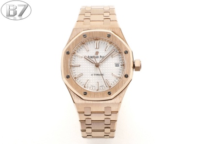B7  Factory
AP愛彼 女款愛彼皇家橡樹 剔除機芯甲板多餘部分，使之變得更加鏤空——成就鋼表巔峰—— 實力演繹 衛冕“鋼”王！【6大精妙之處】1.正品拆解開模，尺寸為37毫米與正品一致！2.完美還原正品表殼的每一處細節，盡顯正品“稜角分明 堅毅果敢”的陽剛氣質。3.鋼帶的做工無可挑剔，比市面上任何鋼帶表做工均要更上一層樓，鋼帶頭粒和表頭銜接的“緩衝帶”的鬆緊程度與正品一模一樣。4.自動陀的與原裝致敬，是市面唯一做到顏色於原裝一致的版本（市面一般版本均偏紅）其上的ap族徽雕刻獨一無二。