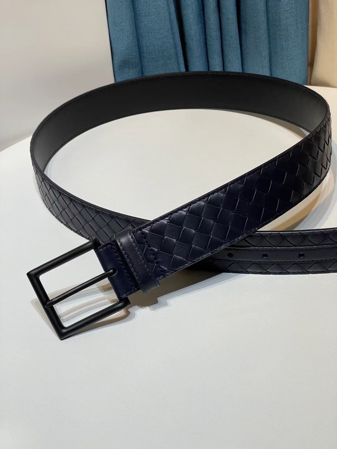 🔥🔥新 🆕純手工編織皮帶可為休閒裝或正裝造型增添優雅韻味，🔥是低調奢華的典範。[嘴唇]採用意大利柔軟的胎小牛皮全手工精工打造而成，鎳色五金扣頭令其更顯獨特別緻、🔥[嘴唇]優雅迷人氣息。[強]4.0cm寬