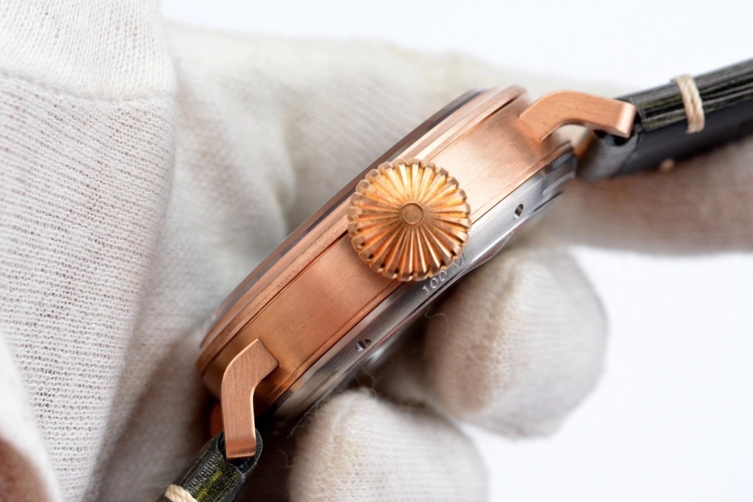 XF 真力時新品爆款：
卡其綠“青銅大飛”
1，全新殼套，升級進口材料，不，並且用特殊工藝處理不會再出現髒斑比復古感十足。
2，全新貼近軍事風格的粒面“卡其綠”錶盤。
3，具有真力時標誌性設計的“洋蔥大把頭”
青銅材質，歲月變遷，賦予你獨特的個性。