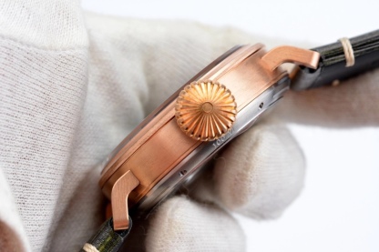 XF 真力時新品爆款：
卡其綠“青銅大飛”
1，全新殼套，升級進口材料，不，並且用特殊工藝處理不會再出現髒斑比復古感十足。
2，全新貼近軍事風格的粒面“卡其綠”錶盤。
3，具有真力時標誌性設計的“洋蔥大把頭”
青銅材質，歲月變遷，賦予你獨特的個性。