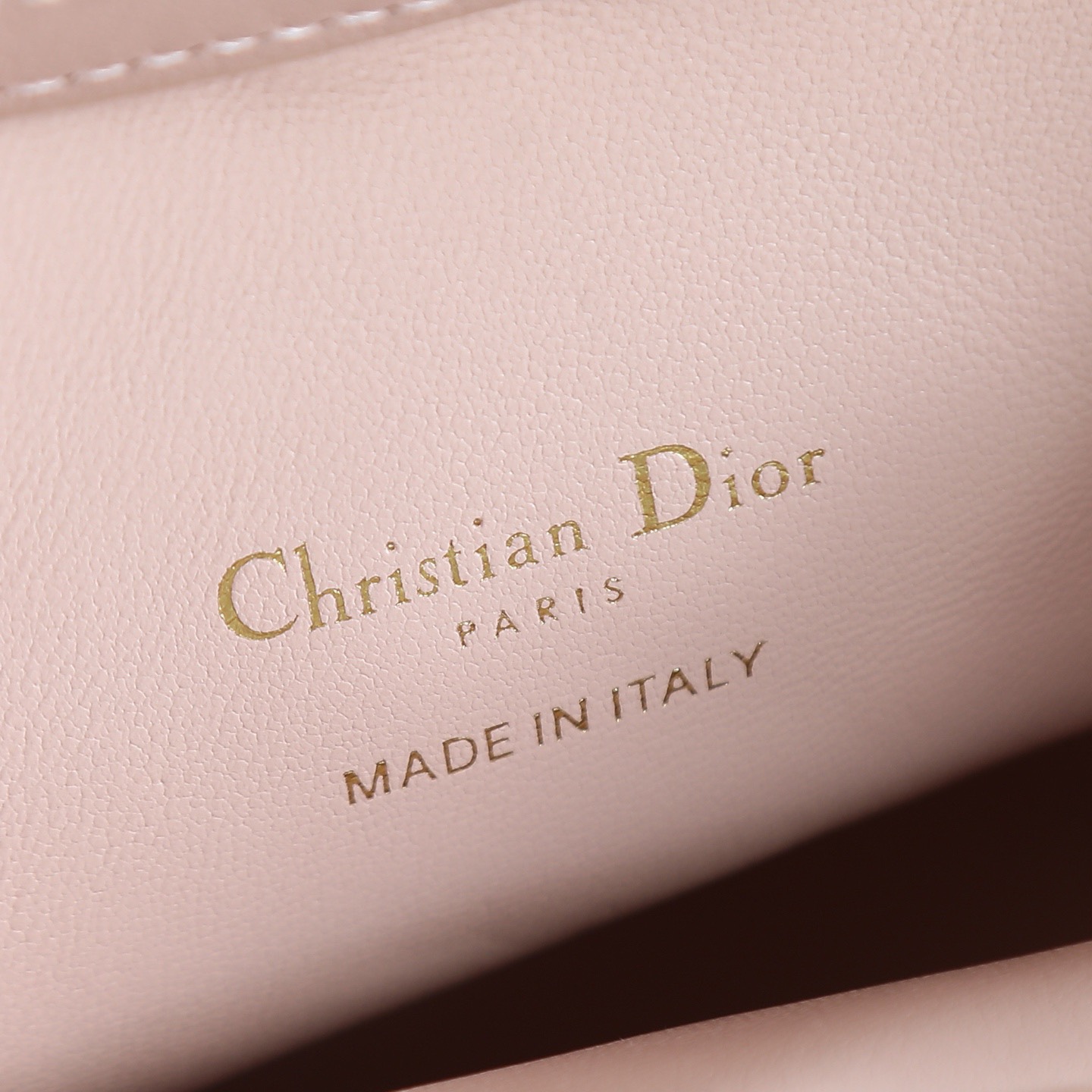 原廠級 粉色鏈條手袋
這款 Dior Jolie Top Handle 迷你鏈條手袋是二零二六早春成衣系列新品，呈現出優雅精緻的設計。採用黑色羊皮革精心製作，飾以藤格紋，翻蓋點綴以金色飾面金屬 CD 標誌和白色樹脂珠飾。內設一個隔層，可收納各種日常用品。搭配雙頂部手柄和可調節、可拆卸 CD 鏈條肩帶，肩帶由皮革帶和 CD 鏈環組成，飾以白色樹脂珠飾，可舒適手提、肩背或斜挎，可與日常或晚裝造型搭配。
