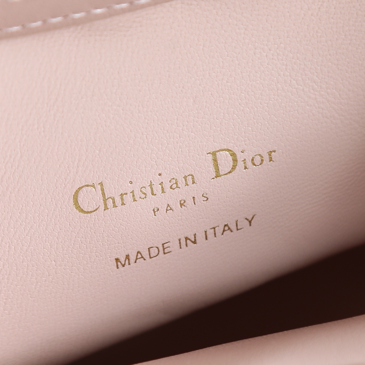 原廠級 粉色鏈條手袋
這款 Dior Jolie Top Handle 迷你鏈條手袋是二零二六早春成衣系列新品，呈現出優雅精緻的設計。採用黑色羊皮革精心製作，飾以藤格紋，翻蓋點綴以金色飾面金屬 CD 標誌和白色樹脂珠飾。內設一個隔層，可收納各種日常用品。搭配雙頂部手柄和可調節、可拆卸 CD 鏈條肩帶，肩帶由皮革帶和 CD 鏈環組成，飾以白色樹脂珠飾，可舒適手提、肩背或斜挎，可與日常或晚裝造型搭配。
