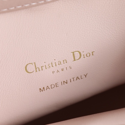 原廠級 粉色鏈條手袋
這款 Dior Jolie Top Handle 迷你鏈條手袋是二零二六早春成衣系列新品，呈現出優雅精緻的設計。採用黑色羊皮革精心製作，飾以藤格紋，翻蓋點綴以金色飾面金屬 CD 標誌和白色樹脂珠飾。內設一個隔層，可收納各種日常用品。搭配雙頂部手柄和可調節、可拆卸 CD 鏈條肩帶，肩帶由皮革帶和 CD 鏈環組成，飾以白色樹脂珠飾，可舒適手提、肩背或斜挎，可與日常或晚裝造型搭配。
