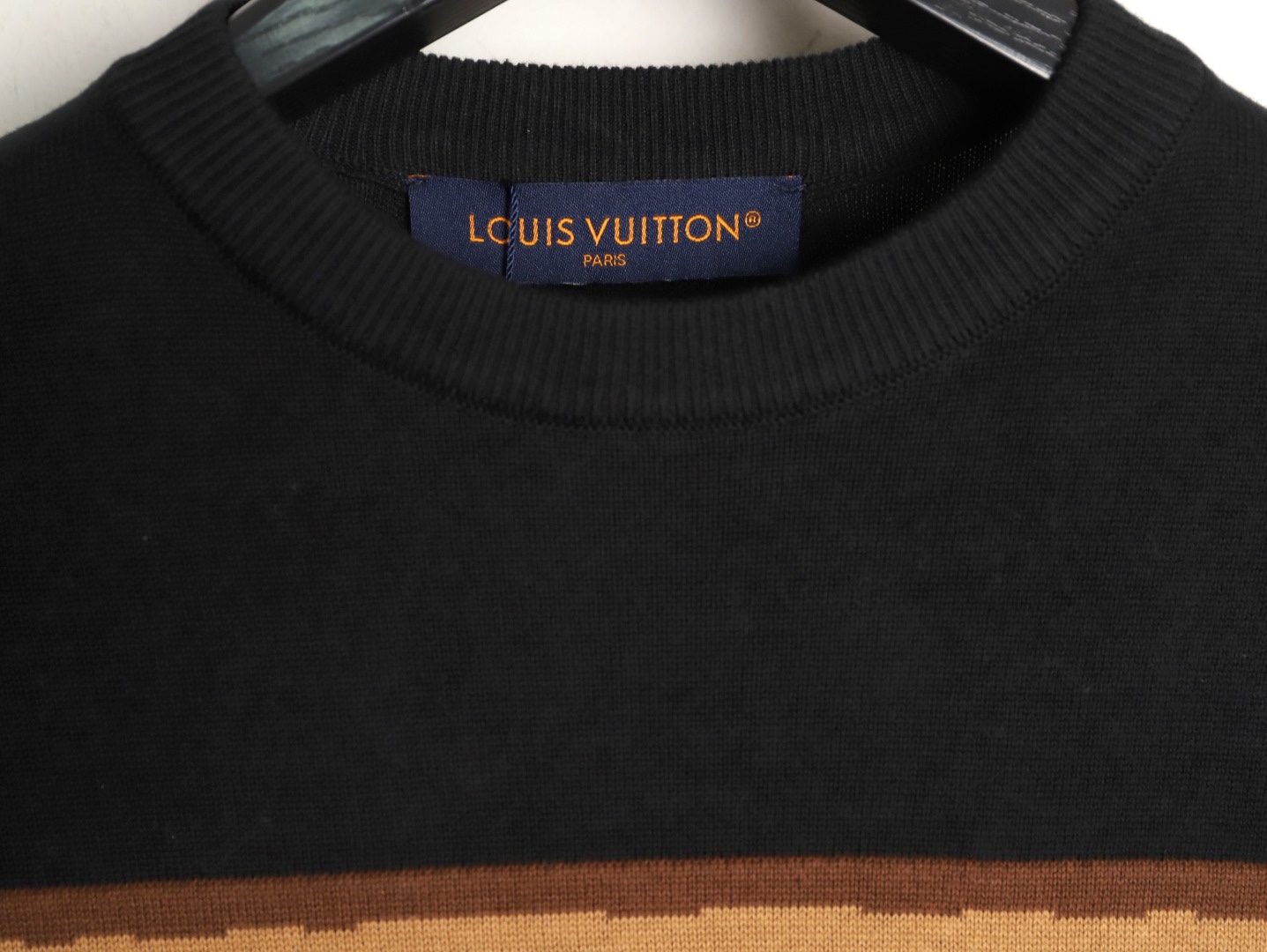 🔝LOUIS VUITTON LV 皮箱幾何圖針織短袖T恤
定織雲柔密紡棉針織料，嵌花提花織法，精細編織不僅確保了圖案的清晰度，還大大增強了織物的耐用性，成衣洗水加軟去味工藝，通過專業的洗滌設備和特定的洗滌劑，對衣物進行深度清潔和去味處理，改善衣物的手感和外觀，寬松版型
B Size：S-XL