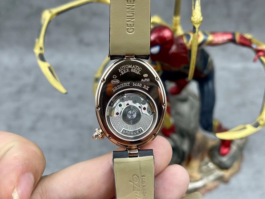 [玫瑰][玫瑰]最強 升級版 頂級 復刻女款 寶璣那不勒斯皇后系列，
【表殼】腕表尺寸分別為中號36.5x28.5毫米 
鵝卵形表殼高雅大氣，表殼外緣飾有錢幣紋。表圈和表殼周圍鑲嵌共117顆施華洛水晶（約0.99克拉）。表冠處鑲有一顆梨形晶石（約0.26克拉）
【精彩細節】
1.與原裝吻合，在表殼背部均打有貴金屬標識，效果清晰工整，彰顯腕表檔次。2.穹面玻璃，從側面看不僅有魚眼效果，還能折射鑽石帶來的璀璨光芒，更顯腕表高貴血統。
3.為了達到原裝K金質量的手感，調試了表殼內部結構的配重，做到重量與原版如出