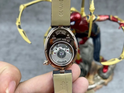 [玫瑰][玫瑰]最強 升級版 頂級 復刻女款 寶璣那不勒斯皇后系列，
【表殼】腕表尺寸分別為中號36.5x28.5毫米 
鵝卵形表殼高雅大氣，表殼外緣飾有錢幣紋。表圈和表殼周圍鑲嵌共117顆施華洛水晶（約0.99克拉）。表冠處鑲有一顆梨形晶石（約0.26克拉）
【精彩細節】
1.與原裝吻合，在表殼背部均打有貴金屬標識，效果清晰工整，彰顯腕表檔次。2.穹面玻璃，從側面看不僅有魚眼效果，還能折射鑽石帶來的璀璨光芒，更顯腕表高貴血統。
3.為了達到原裝K金質量的手感，調試了表殼內部結構的配重，做到重量與原版如出