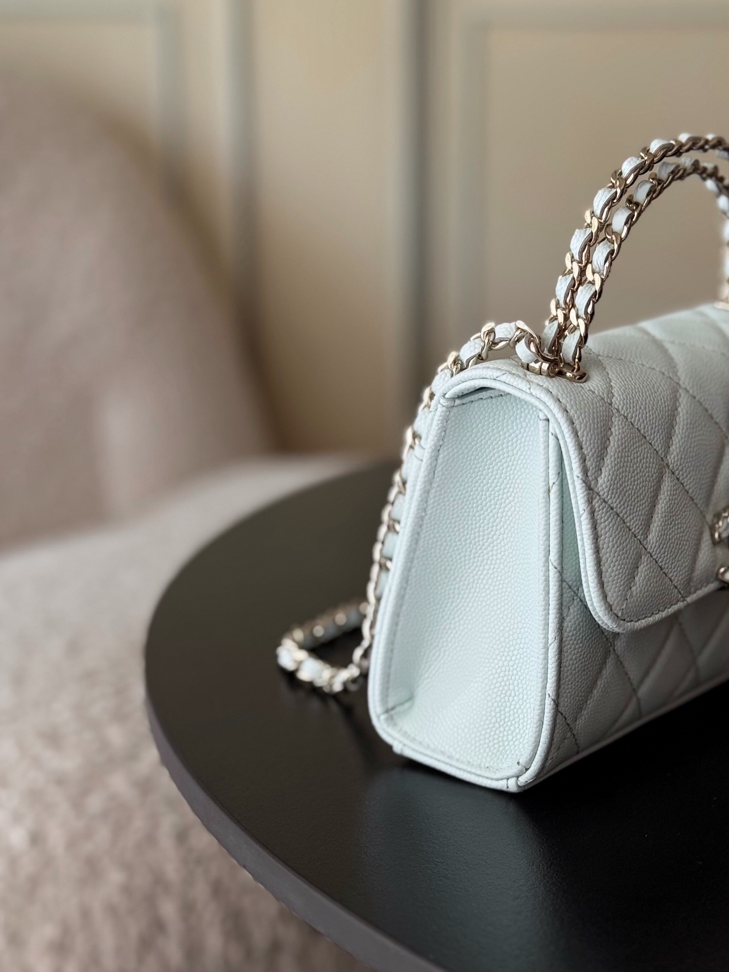 Chanel 25S 新款本季 最火的小球牛皮Kelly 手柄包
這顆絕對是黑馬
第一眼看到就深深愛上💕
顏值不必說 直接閉眼入不會錯
很好打理 也是百搭型
實現了單背斜挎腋下背手拎的效果📷
簡直就是福音〰️
很精緻 值得珍藏🔝

五金：全鋼18K淺金
皮料：獨家Haas小牛皮
尺寸：𝟏𝟒.𝟓*𝟏𝟏.𝟓*𝟓.𝟓 𝚌𝚖
型號：AS3237