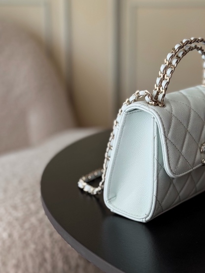 Chanel 25S 新款本季 最火的小球牛皮Kelly 手柄包
這顆絕對是黑馬
第一眼看到就深深愛上💕
顏值不必說 直接閉眼入不會錯
很好打理 也是百搭型
實現了單背斜挎腋下背手拎的效果📷
簡直就是福音〰️
很精緻 值得珍藏🔝

五金：全鋼18K淺金
皮料：獨家Haas小牛皮
尺寸：𝟏𝟒.𝟓*𝟏𝟏.𝟓*𝟓.𝟓 𝚌𝚖
型號：AS3237