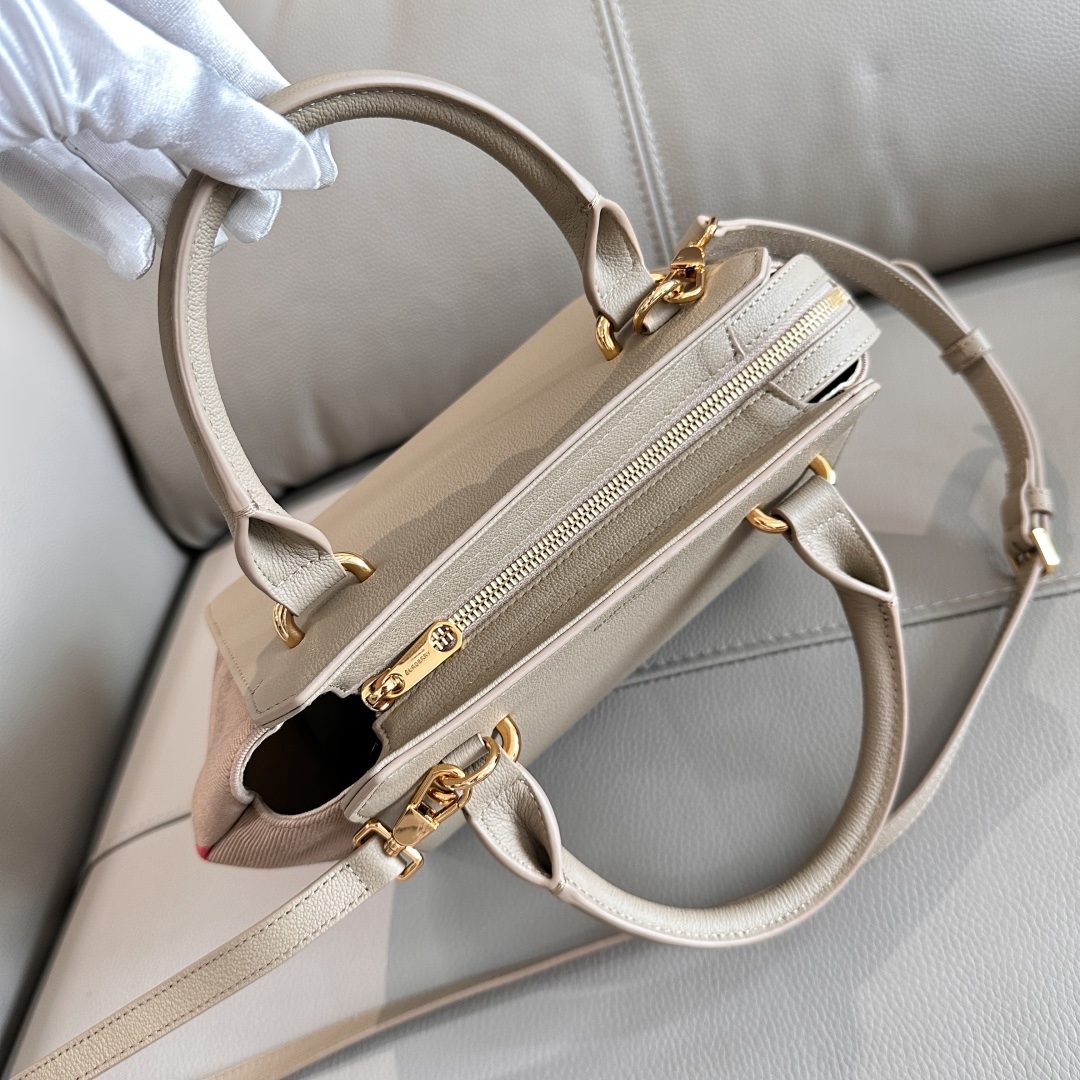 B家手提包斜挎包，經典棉質格紋帆布拼牛皮，袋口拉鍊設計，兩側可收攏展開，多種背法，上身效果超贊，尺寸：21/20/13，型號4881