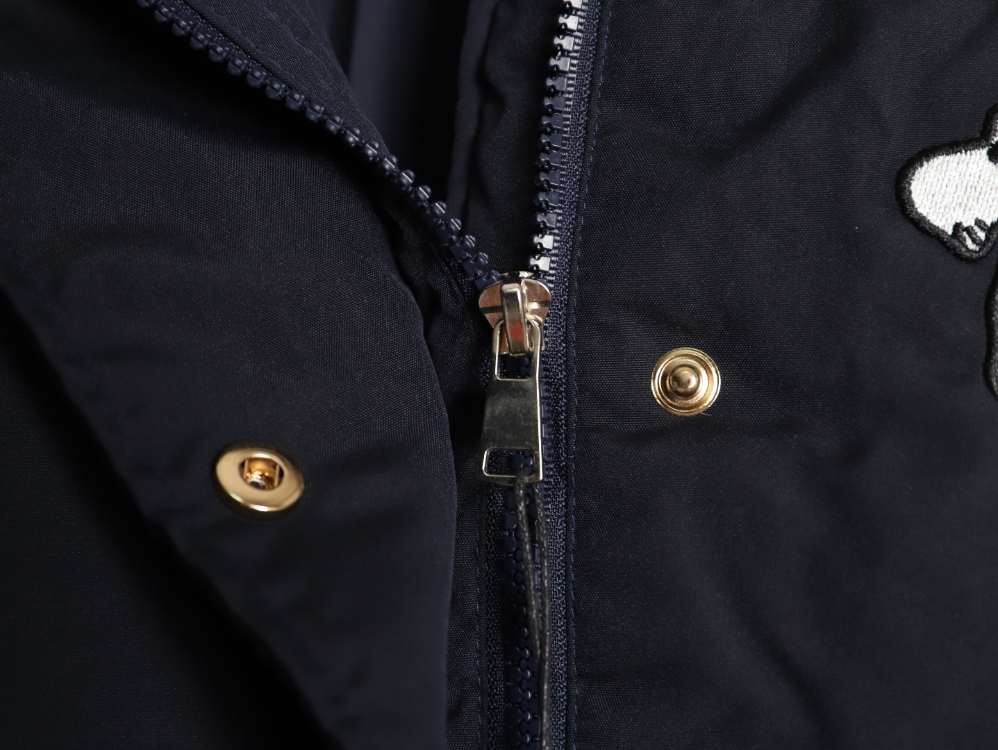 THOM BROWNE/湯姆布朗TB 四槓小狗長款羽絨服
採用進口90鴨絨填充 內外里加雙層內膽不會跑毛 高密度防風抗寒功能性面料 手感柔軟舒適  工藝更是精湛 嚴防鑽絨 採用國際先進的真空充絨技術 增加空氣隔層 不損傷羽線 能保持羽原有的柔軟性、彈性及手感 將羽絨的保暖性發揮到最佳！
N Size：S-M