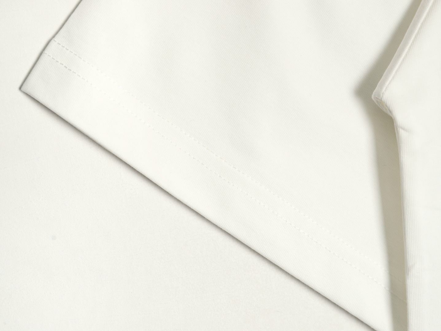 Loewe/羅意威 25ss 塗鴉彩繪植絨印花短袖T恤
260g棉質布料40支雙紗面料，無蝕塵‬毛藝工‬處布理‬面，紡織密度高，垂感佳，不易變形。
厚織感加上緊密紡紗工藝，不會影響Tee的透氣性，成色的飽和度很高
胸前撞色塗鴉彩繪植絨印花工藝
版型上身效果好，百搭好看的一款T恤，寬松版型遮肉顯瘦不挑人
顏色: 白色，黑色
S Size：S-XL