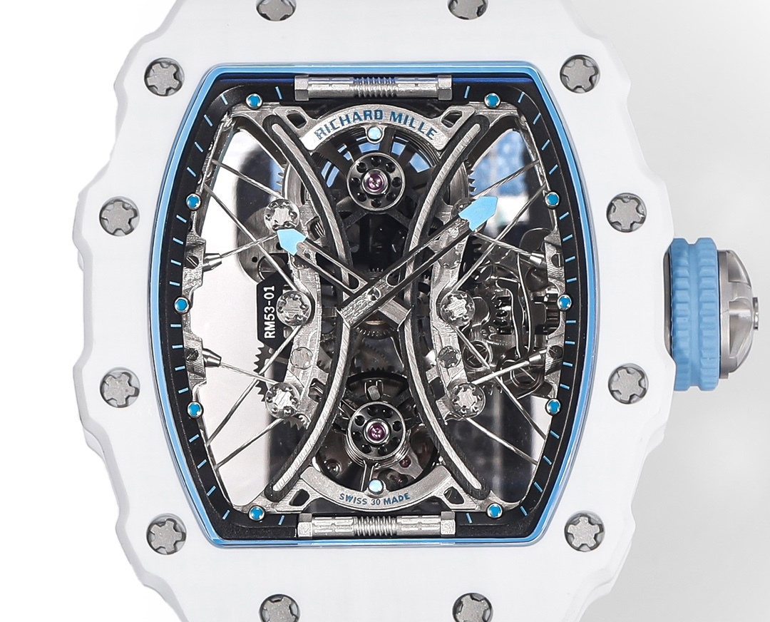 白色TPT石英纖維
【RICHARD MILLE】理查米爾RM53-01 將腕表設計與運動賽事相互結合，完美詮釋了賽場上的勇者堅定信念、頑強拼搏的精神。RM53-01以馬術運動為背景，採用多種高科技材料來抵御運動時帶來的強烈撞擊，從而保證不受破壞、正常運轉。高科技材質打造如同“護具”。“RM 53-01 PABLO MAC DONOUGH”的陀飛輪腕表，此款腕表除具備運動腕表的動感與活力外，還配備了堅固的TPT®碳纖維表殼、層壓藍寶石水晶表鏡以及固定機芯的懸浮式鋼索，有效的降低巨大衝擊、
