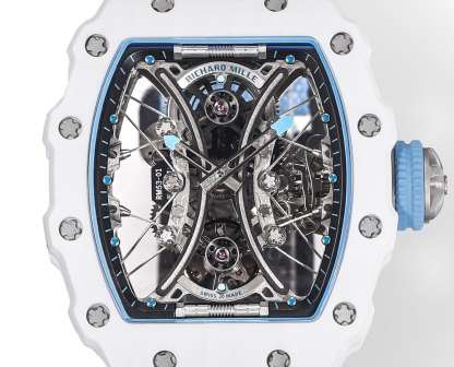 白色TPT石英纖維
【RICHARD MILLE】理查米爾RM53-01 將腕表設計與運動賽事相互結合，完美詮釋了賽場上的勇者堅定信念、頑強拼搏的精神。RM53-01以馬術運動為背景，採用多種高科技材料來抵御運動時帶來的強烈撞擊，從而保證不受破壞、正常運轉。高科技材質打造如同“護具”。“RM 53-01 PABLO MAC DONOUGH”的陀飛輪腕表，此款腕表除具備運動腕表的動感與活力外，還配備了堅固的TPT®碳纖維表殼、層壓藍寶石水晶表鏡以及固定機芯的懸浮式鋼索，有效的降低巨大衝擊、