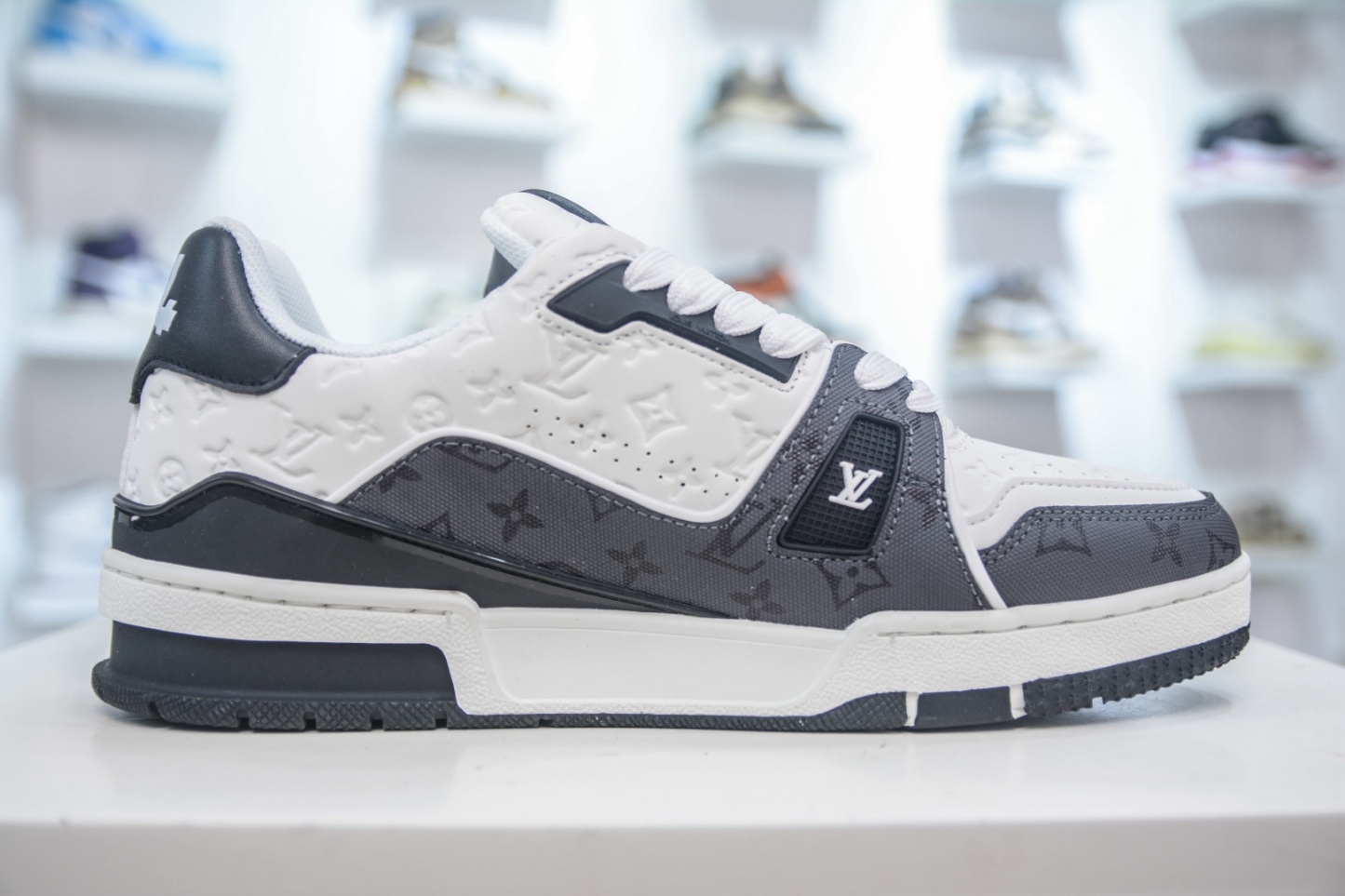 Louis Vuitton Trainer lv時裝走秀運動鞋 
尺碼：39 40 41 42 43 44 45 46