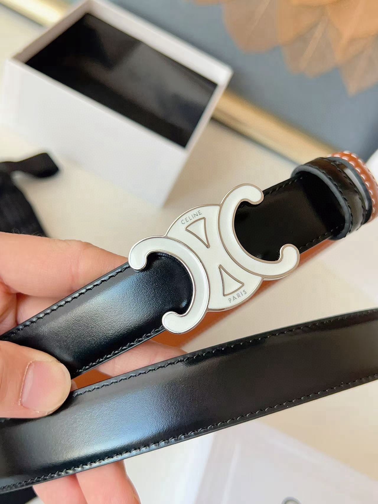 CÉLINE  凱旋門家新款ALIX 中號25毫米雙面腰帶
這款採用牛皮革，滴膠飾面，可拆卸橢圓形搭扣，雙面腰帶，TRIOMPHE雙面飾釘.
寬度：2.5cm