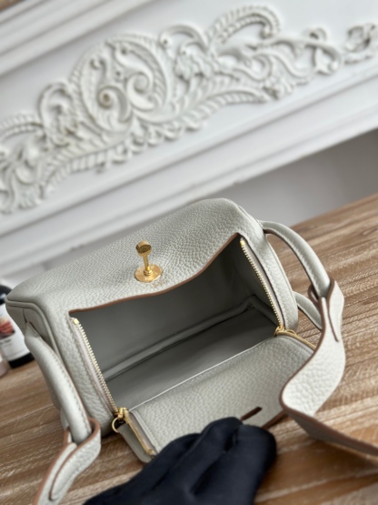 琳迪lindy 19cm	
Tc皮 蜜蠟線半手工縫製
lindy19保留了琳迪包所有細節的完整設計，側口袋、拉鍊等全部都是經典的設計√
這只小可愛暴擊了多少人的少女心