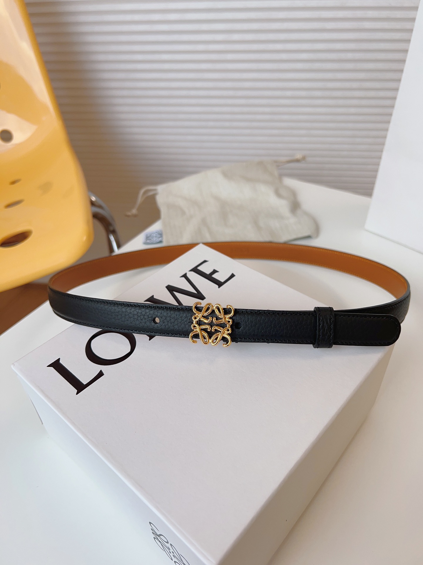 
Loewe 羅意威 經典粒面小牛皮，極簡風格的搭配，腰帶早已不是勒緊褲腰的工具，而是提升衣品，畫龍點睛的飾品；此款腰帶易搭配服飾。皮帶寬度：2.0cm