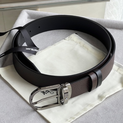 馬蹄形帶扣粒面皮帶（35毫米）
馬蹄形鍍鈀和鍍釕針式帶扣。可調節長度，3.5cm粒面咖色皮革皮帶。融合傳統元素與現代風格的精緻配件。錶帶描述 粒面咖色牛皮 皮革圖案 金屬圓環飾有萬寶龍六角 星品牌標識 搭扣裝置 易開啓裝置，可調節皮帶長度 搭扣形狀 馬蹄形 主要顏色咖色 | 黑色 搭扣類型 針扣式表扣