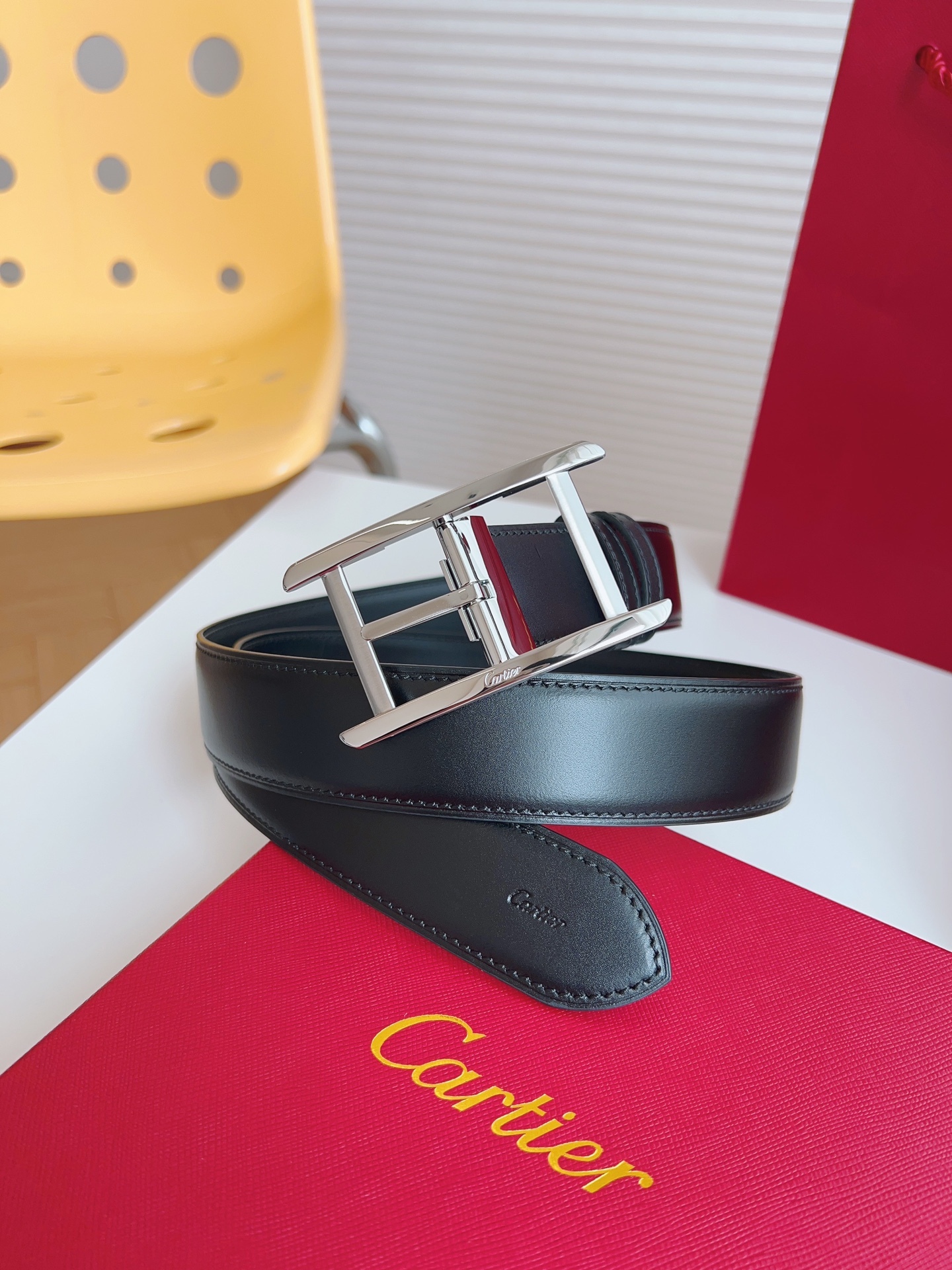 
Cartier（卡地亞）憑借匠心傑作展現與眾不同的美感，融合精湛工藝與經典設計，演繹雋永風格；瀟灑不羈，果敢獨立！此款式易搭配服飾；休閒正裝兩相宜。皮帶寬度：35mm