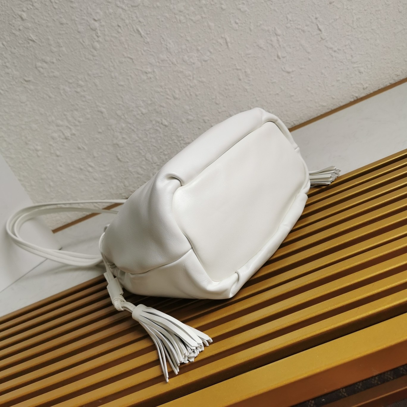 【 原單】P家🌹🎉新款福袋包🎉1BG541小羊皮🎉🎉這款福袋包採用進口小羊皮，袋口為抽繩加兩邊流梳設計，顯得整個包格外時尚又輕便又休閒，袋口為磁扣開合，內配有拉鍊和口袋，上身效果非常漂亮，女士們，趕緊入手吧，又是一款永久了過時爆款🎉🎉尺寸：長24x高25x底11cm🎉