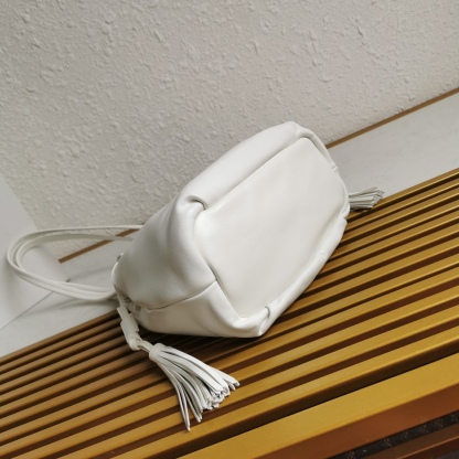 【 原單】P家🌹🎉新款福袋包🎉1BG541小羊皮🎉🎉這款福袋包採用進口小羊皮，袋口為抽繩加兩邊流梳設計，顯得整個包格外時尚又輕便又休閒，袋口為磁扣開合，內配有拉鍊和口袋，上身效果非常漂亮，女士們，趕緊入手吧，又是一款永久了過時爆款🎉🎉尺寸：長24x高25x底11cm🎉