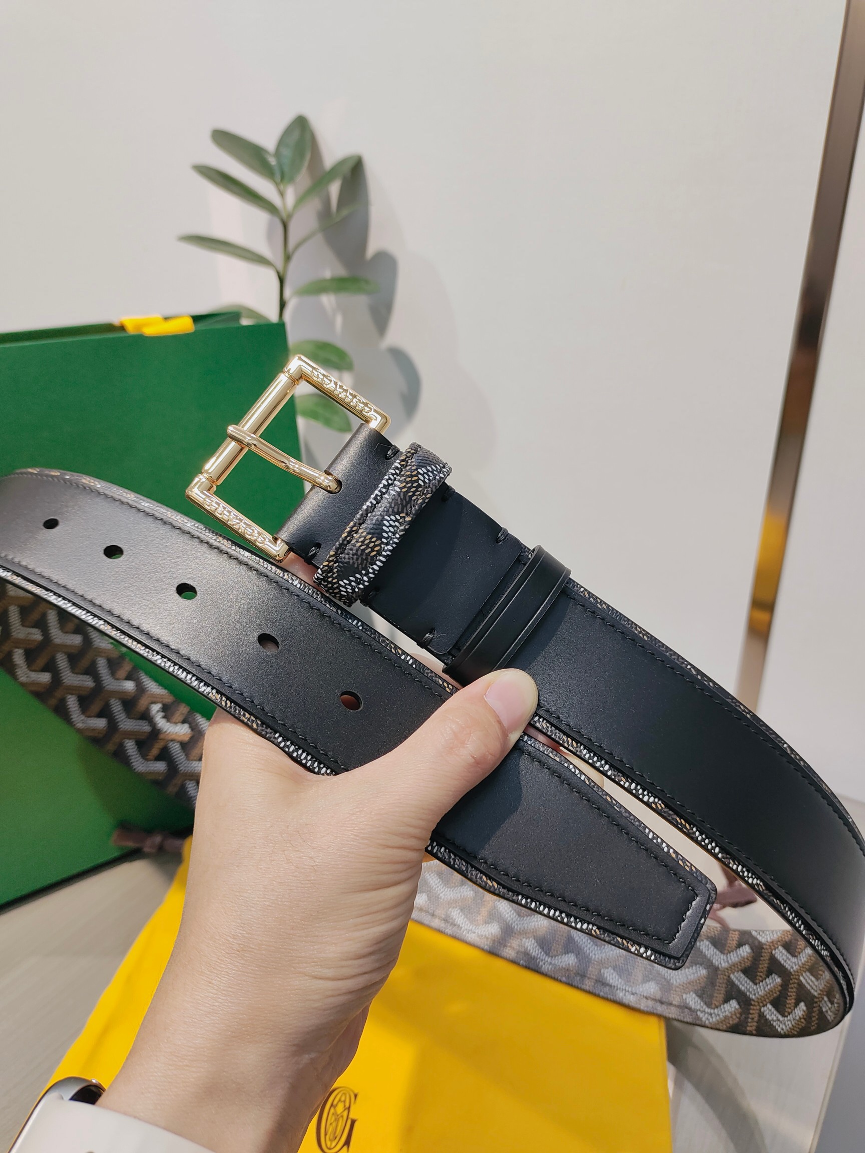 
Goyard(戈雅)腰帶源於法國奢侈品牌，設計風格簡約低調，腰帶身有標誌性帆布搭配進口頭層牛皮，腰帶扣採用簡約精品鋼扣，延續品牌的低調奢華，帶身寬度3.8CM，適用商務休閒日常佩戴。