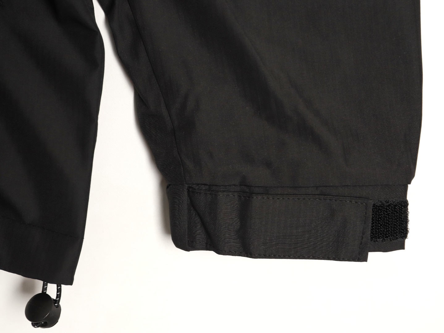 Stone Island/石頭島 24ss 手臂刺繡羅盤衝鋒衣外套
石頭島春季最熱單品 超級吸睛的一款衝鋒衣外套 一眼就能愛上 採用梭織防風防水面料 手感細膩順滑 寬松連帽的版型  水洗標一應俱全 細節滿滿的一款衝鋒衣 大廠代工 品質可靠 

-略帶復古感的機能衝鋒衣 城市徒步 戶外穿行都很出挑 男女都可以駕馭的一款潮流單品 
Color：黑色
A Size：S-XXL