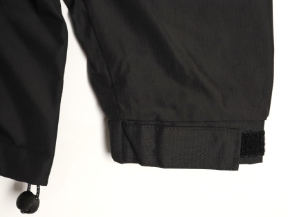 Stone Island/石頭島 24ss 手臂刺繡羅盤衝鋒衣外套
石頭島春季最熱單品 超級吸睛的一款衝鋒衣外套 一眼就能愛上 採用梭織防風防水面料 手感細膩順滑 寬松連帽的版型  水洗標一應俱全 細節滿滿的一款衝鋒衣 大廠代工 品質可靠 

-略帶復古感的機能衝鋒衣 城市徒步 戶外穿行都很出挑 男女都可以駕馭的一款潮流單品 
Color：黑色
A Size：S-XXL