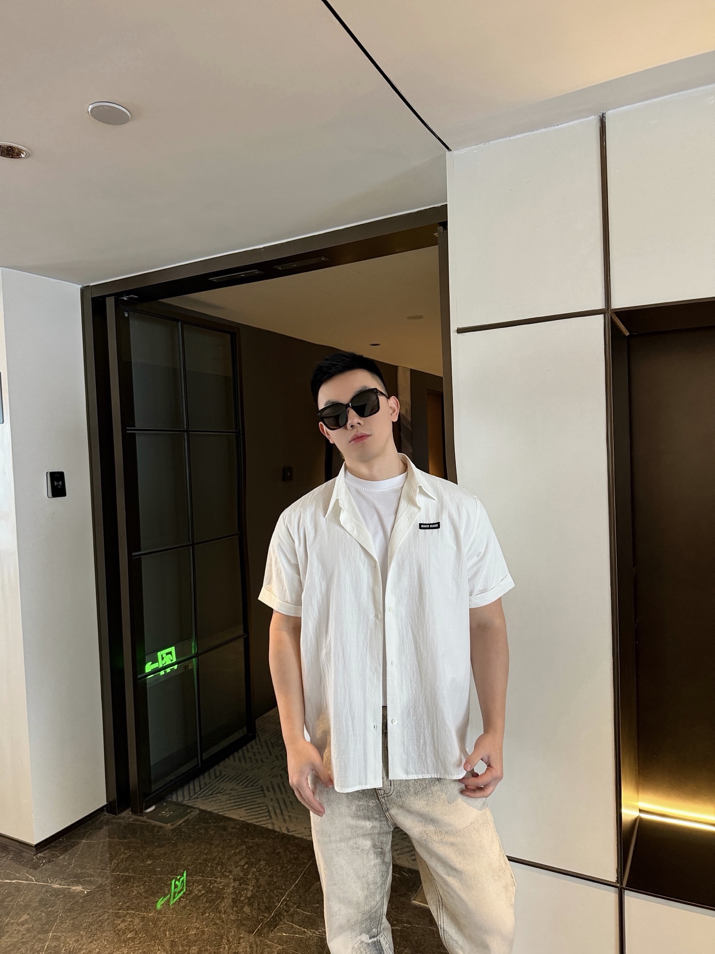 🔝MIU MIU繆繆MM 小黑標短袖襯衫
定制雲柔棉麻平紋料，手工紅外線畫線徽標，以紅外線技術為輔助，實現徽標標籤位置的精准定位與標記，採用側翻埋夾車線工藝，平順整潔，工整整潔，面料都經過砂洗，手感質感更佳，不易變形、不易縮水、不易褪色，合身版型
B Size：40 42 44 46