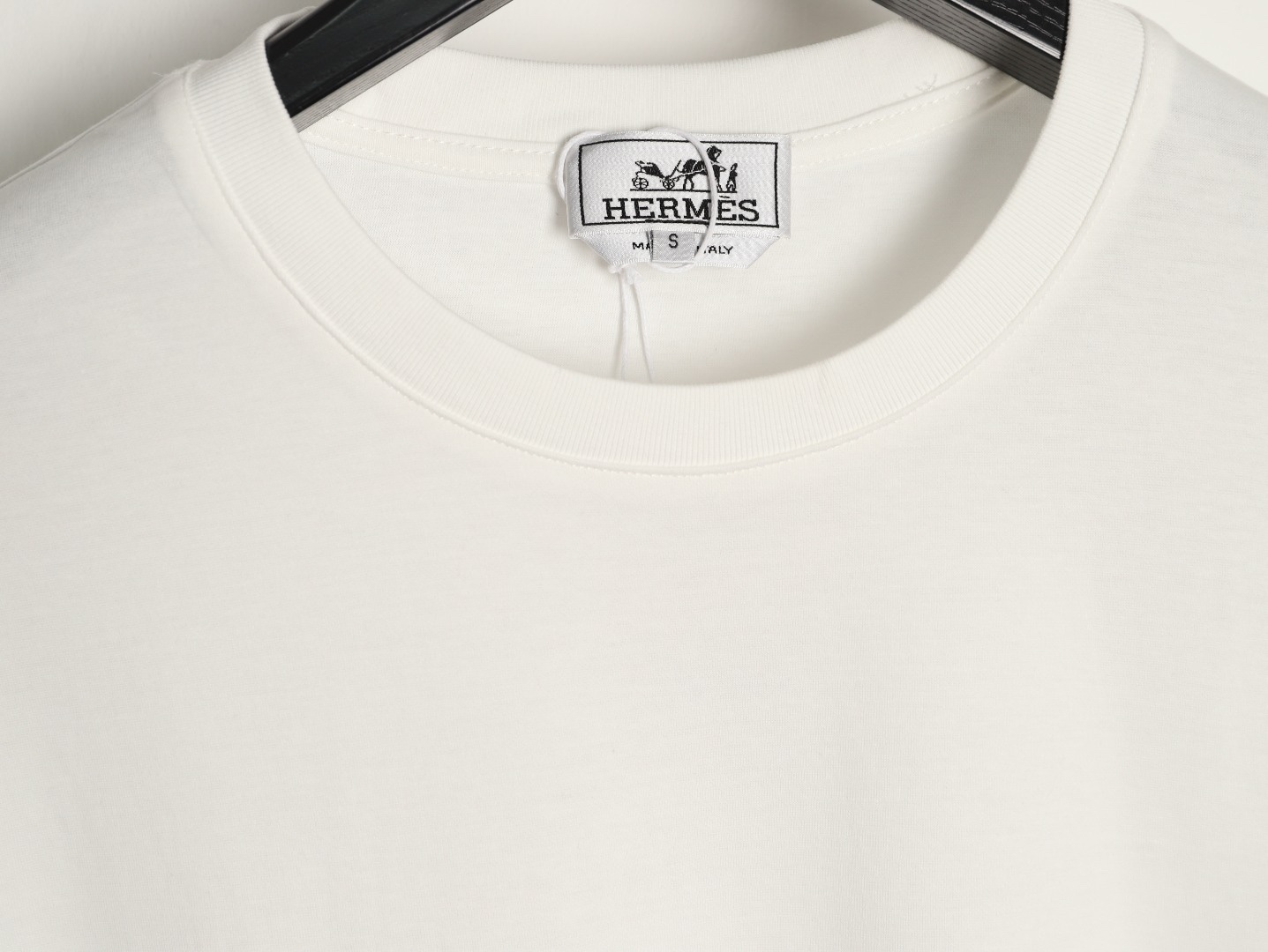 🔝HERMES愛瑪仕 真皮H字貼片短袖T恤正品購入，21支洗後維斯棉190克，1*1羅紋230克，面料拼接，模板刺繡，定制1：1真皮皮標，定制1：1商標，寬松版型
B Size：S-XL