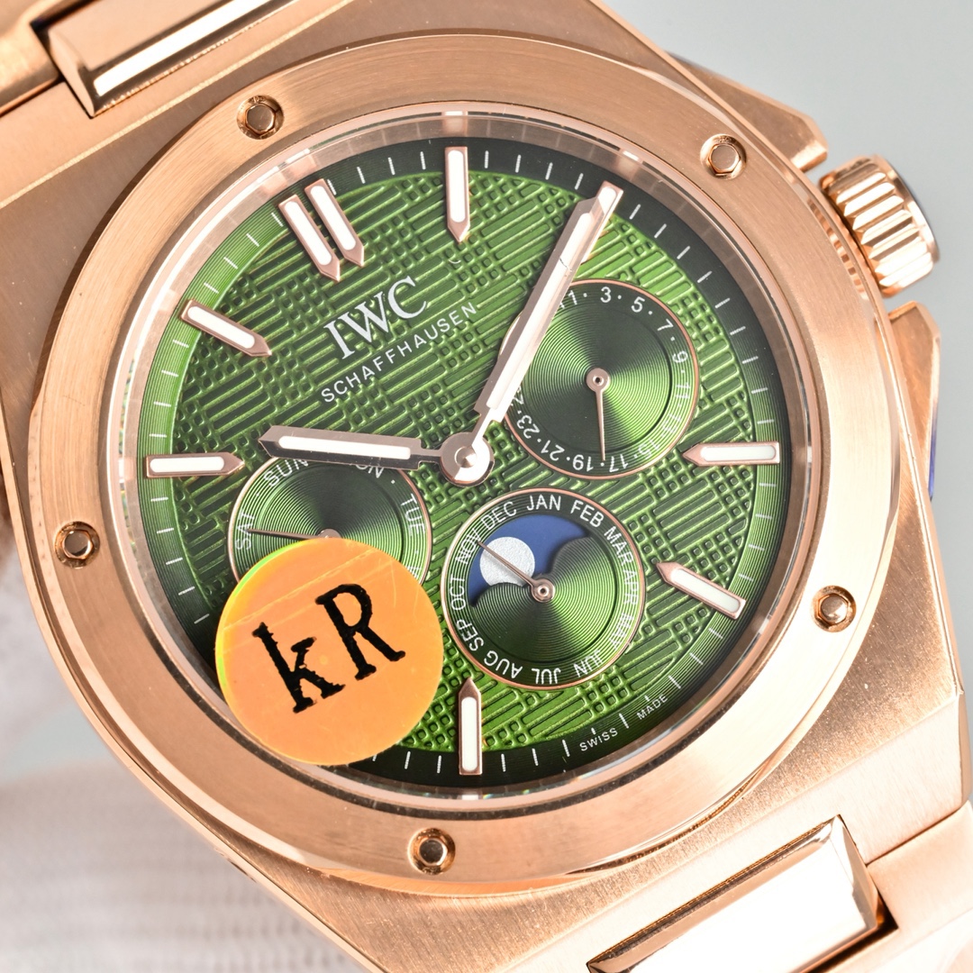 KR新品  萬國工程師系列萬年曆腕表，復刻界最複雜的腕表，所有功能同步原裝，所有功能調節通過把頭控制.
1⃣️【功能介紹】3點鐘位置顯示日曆，9點鐘位置顯示星期，6點鐘月份月相指針顯示。

2⃣️【做工精細】外殼採用原版同樣的三件套結構，中間拉絲，上下殼為拋光，鏡面採用高成本的鍋蓋形藍寶石，使其質感提升。

3⃣️【機芯性能】尺寸41.6mm,機芯採用天津機芯改82600，高效穩定，動力時間長達72小時以上，進行加裝複雜的萬年曆模塊，而且同步所有功能實現同步原裝通過把頭調節。
