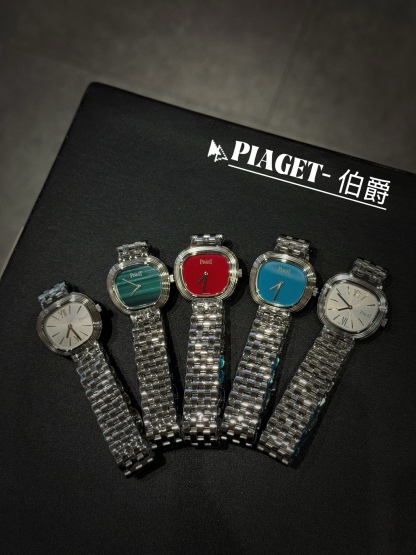 A8 factory•伯爵全新腕表 ﻿ #PiagetSixtie鎏金悅影系列 ﻿ 在瑞士鐘錶展「鐘錶與奇跡」閃亮登場！這款腕表游走於非凡制表工藝與黃金工藝之間，簡直是時尚與藝術的完美結合。Sixtie腕表採用獨特的梯形設計，重新詮釋1960年代末大膽華麗的風格，展現出獨特的魅力與優雅。
✨Sixtie系列腕表
✨直徑29毫米,
✨CNC數控雕刻精鋼梯形表殼
✨專櫃同步超薄厚度僅僅7mm
✨銀色太陽緞面打磨錶盤
✨316L精鋼錶鏈,搭載伯爵進口石英機芯  
認准A8出品！必屬精品！大廠品質！歡迎轉載！