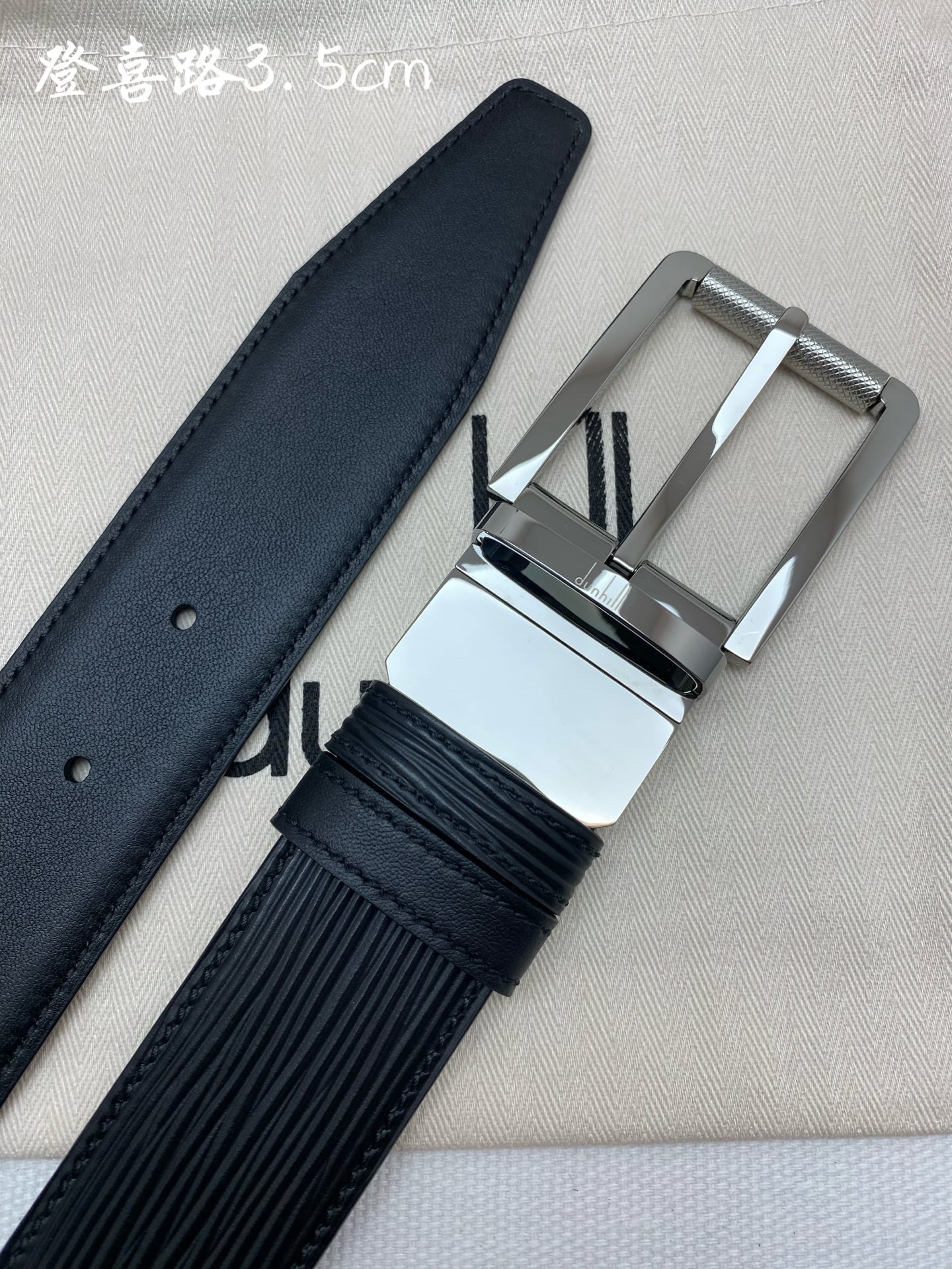 
登喜路是英國歷史悠久的奢侈品牌，其皮帶以精湛工藝、高品質材料和經典設計著稱在男士奢侈品領域享有很高聲譽，適合商務和休閒
