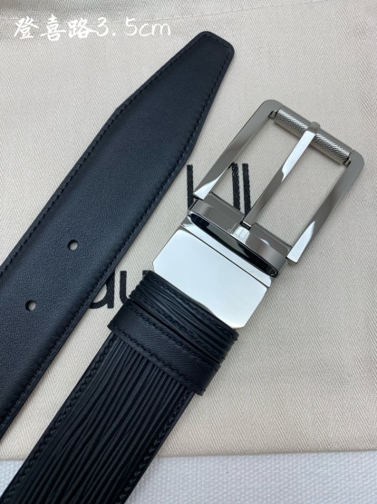 
登喜路是英國歷史悠久的奢侈品牌，其皮帶以精湛工藝、高品質材料和經典設計著稱在男士奢侈品領域享有很高聲譽，適合商務和休閒
